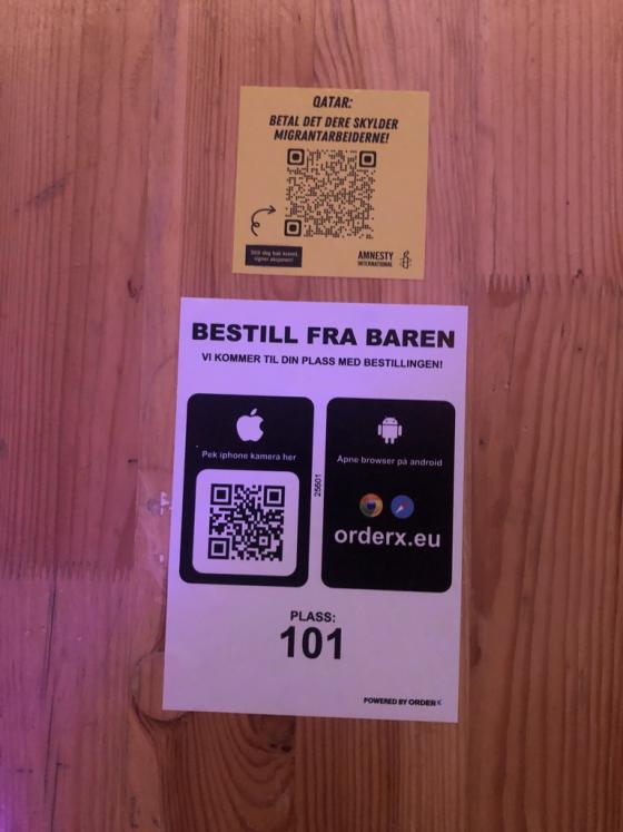 Bord med to qr-koder, ett for drikkebestilling og ett til &aring; komme inn p&aring; siden til Amnesty.