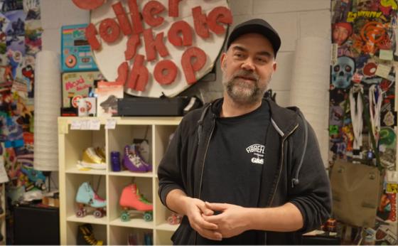 Andr&egrave; Sj&oslash;berg, eier av Deng Roller Skate Shop, i butikken sin.