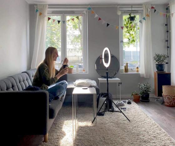 Andrine L&oslash;vberg sitter i stua og lager en TikTok