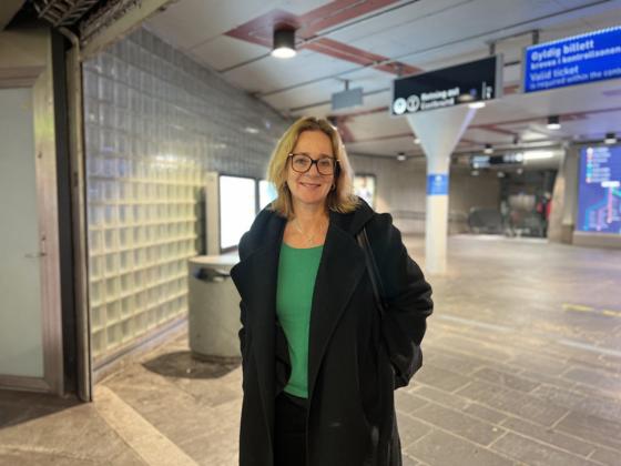 Her er Ane Stray-Pedersen p&aring; vei opp fra undergangen til t-banestoppet p&aring; Oslo S.