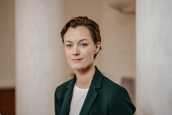 Kulturminister Anette Trettebergstuen i en gr&oslash;nn jakke. 