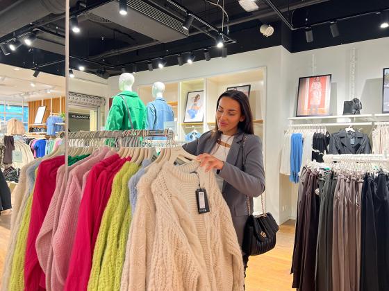 Anna Safia Moholdt (24) ser p&aring; kl&aelig;r i butikken.