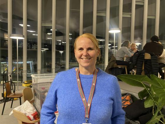 Anne Lilleholt med R&oslash;de Kors-b&aring;nd rundt halsen