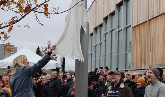 Anne Lindboe drar sl&oslash;ret av skiltet og innvier Marius M&uuml;llers plass