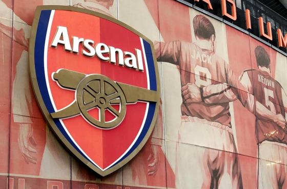 Arsenal fotballklubbs merke p&aring; utsiden av Emirates Stadium i London