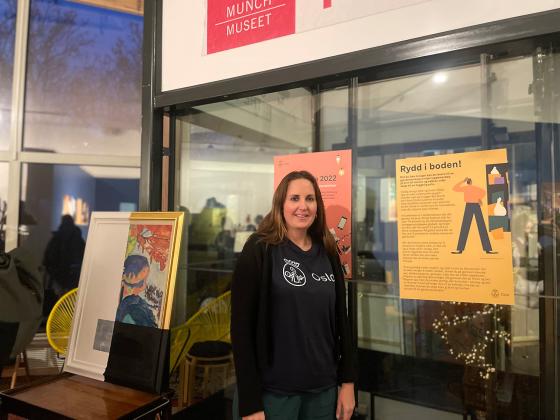 Astrid Johanne Svensson st&aring;r p&aring; Gamle Munch i Ombruksuka