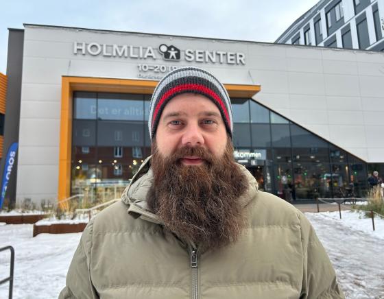 Audun Westad, politiker for SV i S&oslash;ndre Nordstrand. Han st&aring;r foran Holmlia senter. 