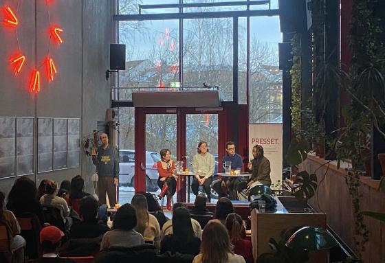 Debattanter og publikum tilstedet p&aring; Vega Scene.