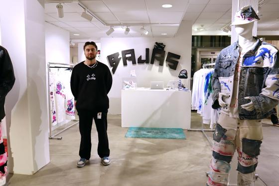 Edvard Bj&oslash;rnstad st&aring;r i butikken til klesmerket BAJAS, p&aring; Steen og Str&oslash;m. 