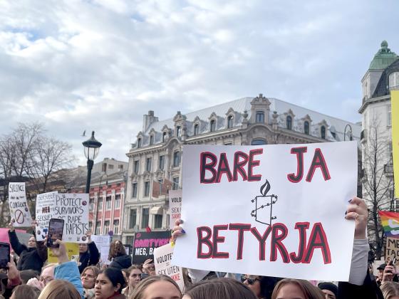 Skillt under demonstrasjonen hvor det st&aring;r bare ja betyr ja 