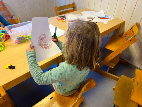 Barna i Frogner Barnehage tegner og leker istedenfor &aring; sitte foran iPaden