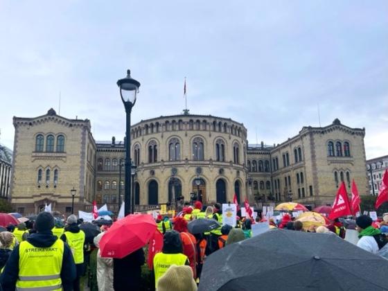 Folkemengde foran Stortinget