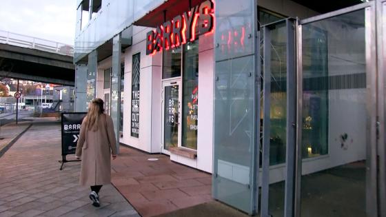 Kunde p&aring; vei inn til Barry's Bootcamp Barcode, i Oslo. 