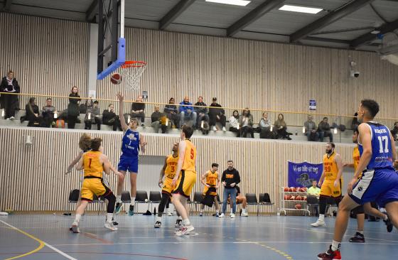 en mann som scorer m&aring;l i basket