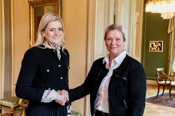 justis- og beredskapsminister Emilie Enger Mehl hilser p&aring; den nye Sjefen for PST, Beate Gang&aring;s.