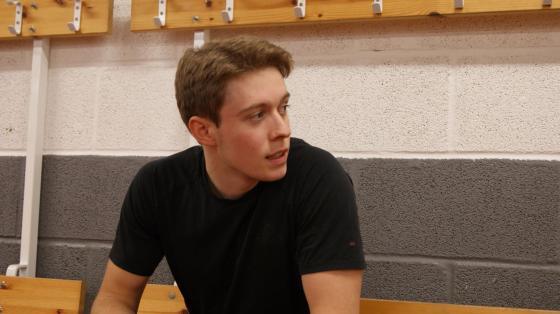 Mann med brunt h&aring;r ser mot sin h&oslash;yre.