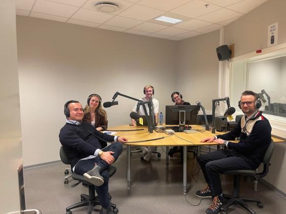 Fem mennesker i radiostudio 1 p&aring; OsloMet