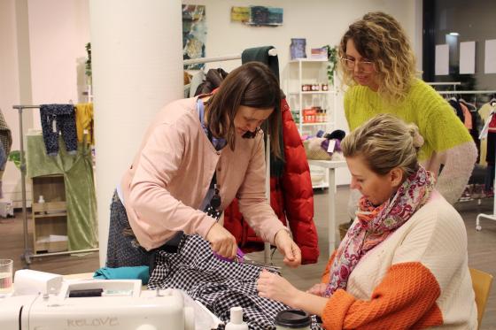 Medlemmer fra RELOVE og daglig leder for bruktbutikk p&aring; Holmlia ler og koser seg mens de arbeider