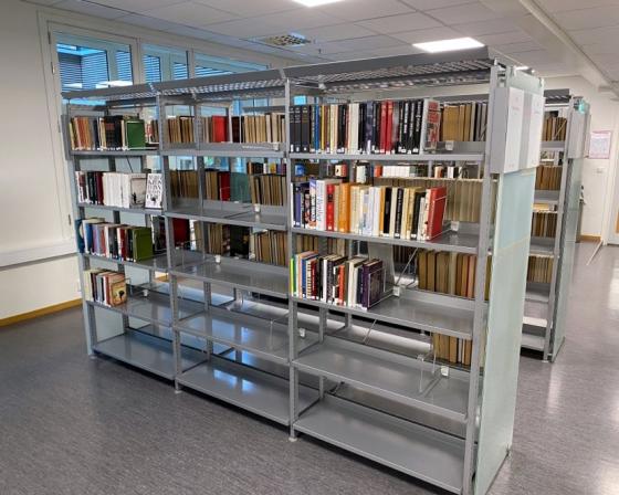 En halvfull bokhylle inne p&aring; biblioteket p&aring; OsloMet