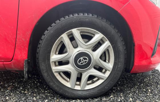 Bildekk p&aring; en r&oslash;d bil