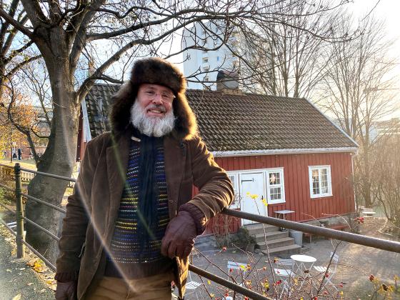 Bilde av Bendik Romstad sjef p&aring; Anne p&aring; landet - H&oslash;nse-Lovisas hus