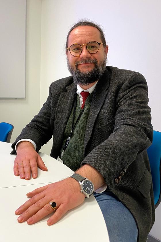 L&aelig;reren Truls Solfjeld R&oslash;dsten sitter ved et bord i personalrommet 