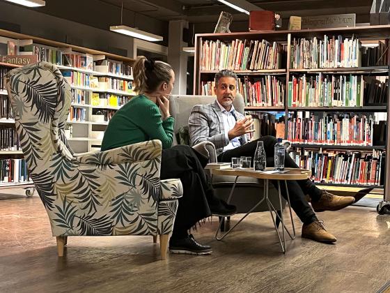 Abid Raja p&aring; bokbad i R&oslash;a