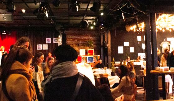 Mange mennesker i et ganske m&oslash;rkt rom. 