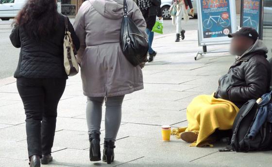 folk tigger p&aring; gata