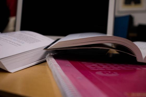 B&oslash;ker ligger str&oslash;dd utover en pult. 