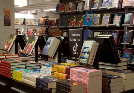 P&aring; Outland finnes en egen avdeling for b&oslash;kene fra tiktok. Foto: Andrea Viland Ask