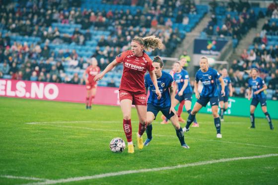 Signe Gaupset spiller for Brann mot Stab&aelig;k under cupfinalen 2022.