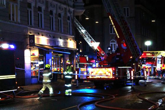 Brannmenn p&aring; arbeid