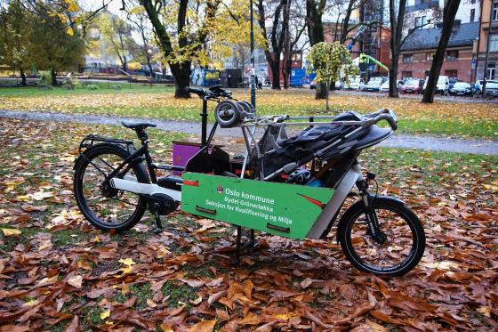 Bilde av en sykkel som blir brukt under arbeidet med l&oslash;vrydding i Sofienbergparken.