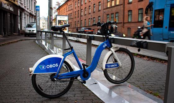 Bl&aring; sykkel i stativ