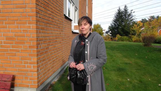 Cathrine Angela Hansen holder en pose med kj&oslash;ttbitene hun har funnet