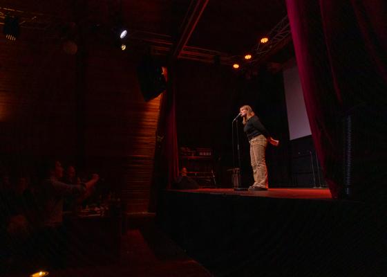 En deltager st&aring;r p&aring; scenen og snakker i morrofon