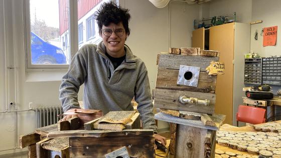 Cristian Haugland jobber med &aring; lage fuglekasser i Alvdal