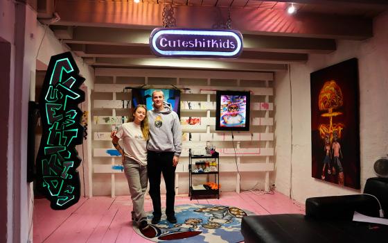 Max James N&aelig;ss og Ida Mollan st&aring;r i studioet sitt. 