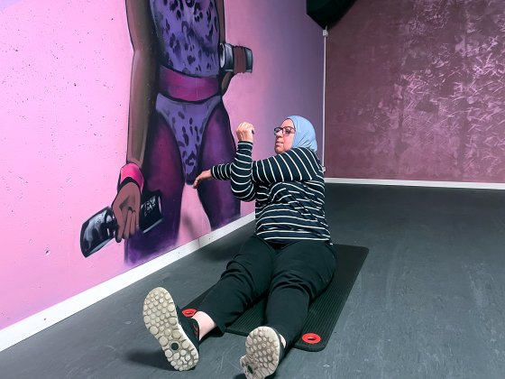 Dame sitter p&aring; en matte og t&oslash;yer ut