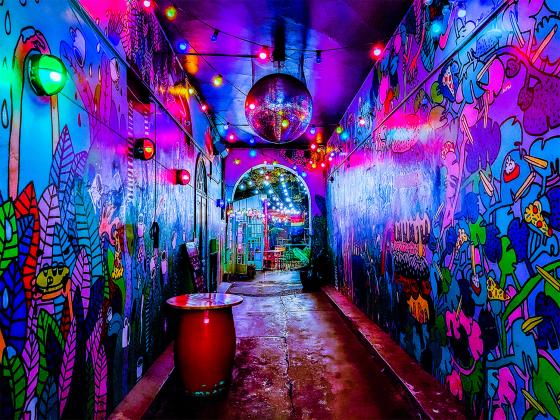 Inngang til et hus. Fargerike tegninger p&aring; veggene.