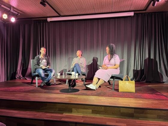 Aktivister har debatt om rasisme p&aring; Deichman Furuset. 