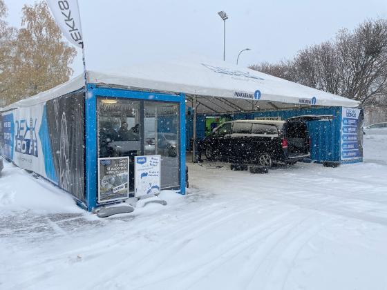 En bil st&aring;r klar for &aring; skifte dekk hos Dekkproff Bjerke.