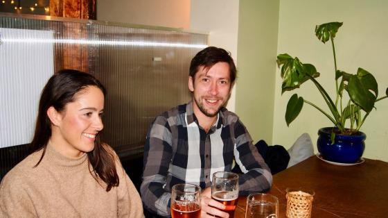 To venner p&aring; quiz p&aring; Godth&aring;b i Oslo