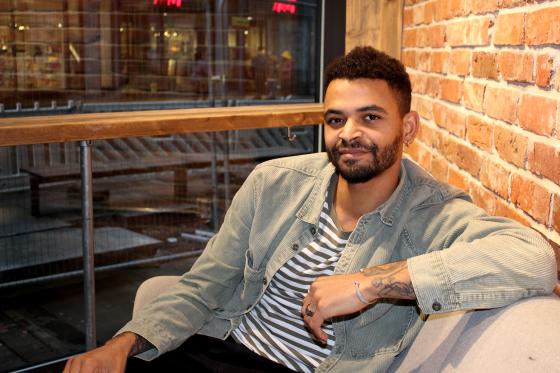 Ole Demba Gullbekk Bandeh sitter p&aring; en cafe og forteller om sin bedrift Demba Oslo