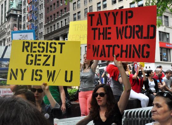 En protest mot presidenten i Tyrkia. P&aring; plakaten st&aring;r det "Tayyip the world is watching". 