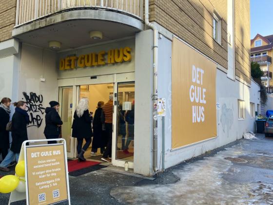 Det Gule Hus sin &aring;pning. K&oslash; inn til lokalet.