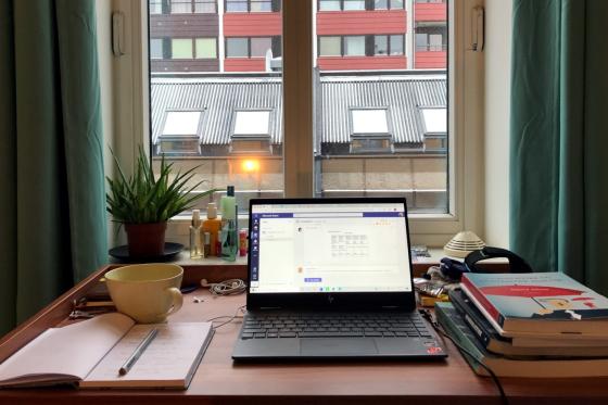 Skrivebord med pc og b&oslash;ker. Foto: Tuva Bull Hjeltnes