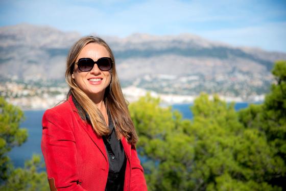 Ann-Louise Gulstad, redakt&oslash;r i Din Reportasje, fotografert p&aring; et sted med utsikt over sj&oslash; og fjell