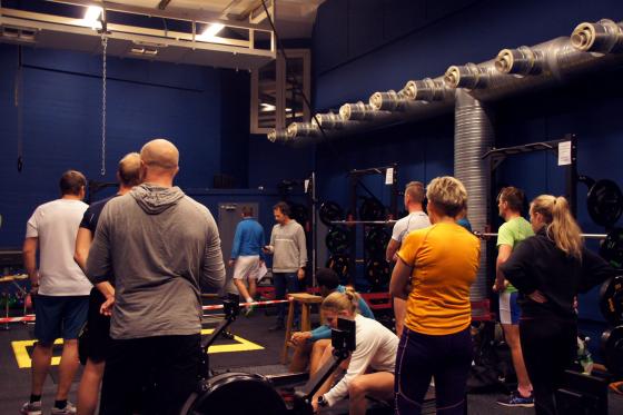 Rogjengen st&aring;r klare i treningssalen, og f&aring;r siste beskjed fra Ole Espen, f&oslash;r de setter i gang.